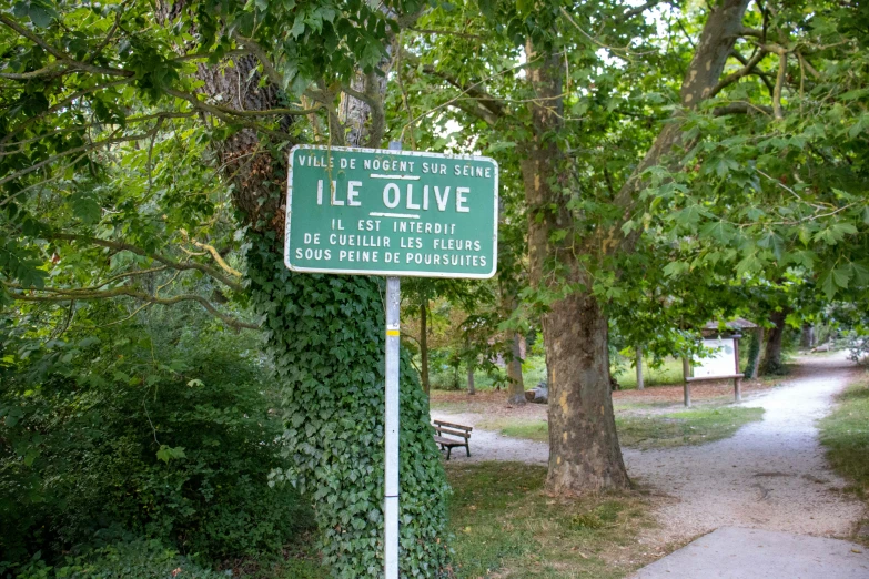 a sign indicating the direction to an italian language park