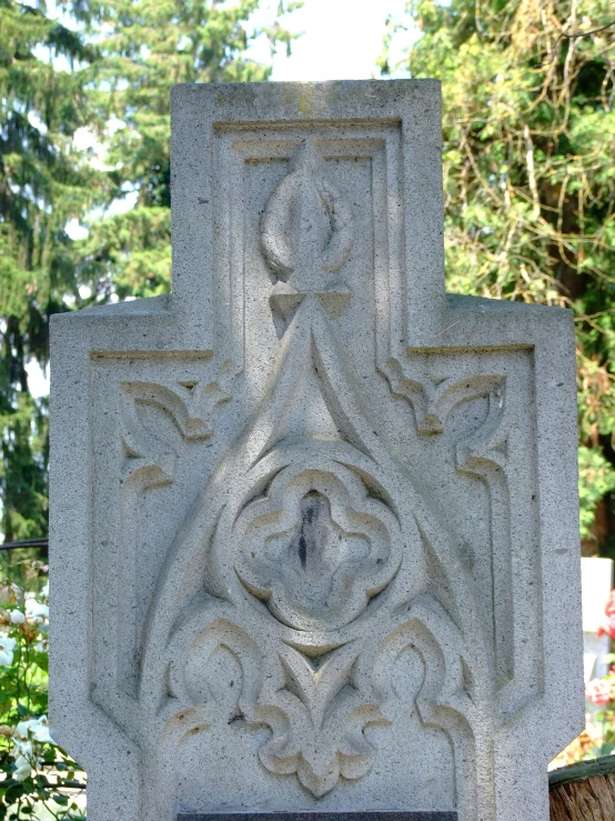 a gray monument with a design on top