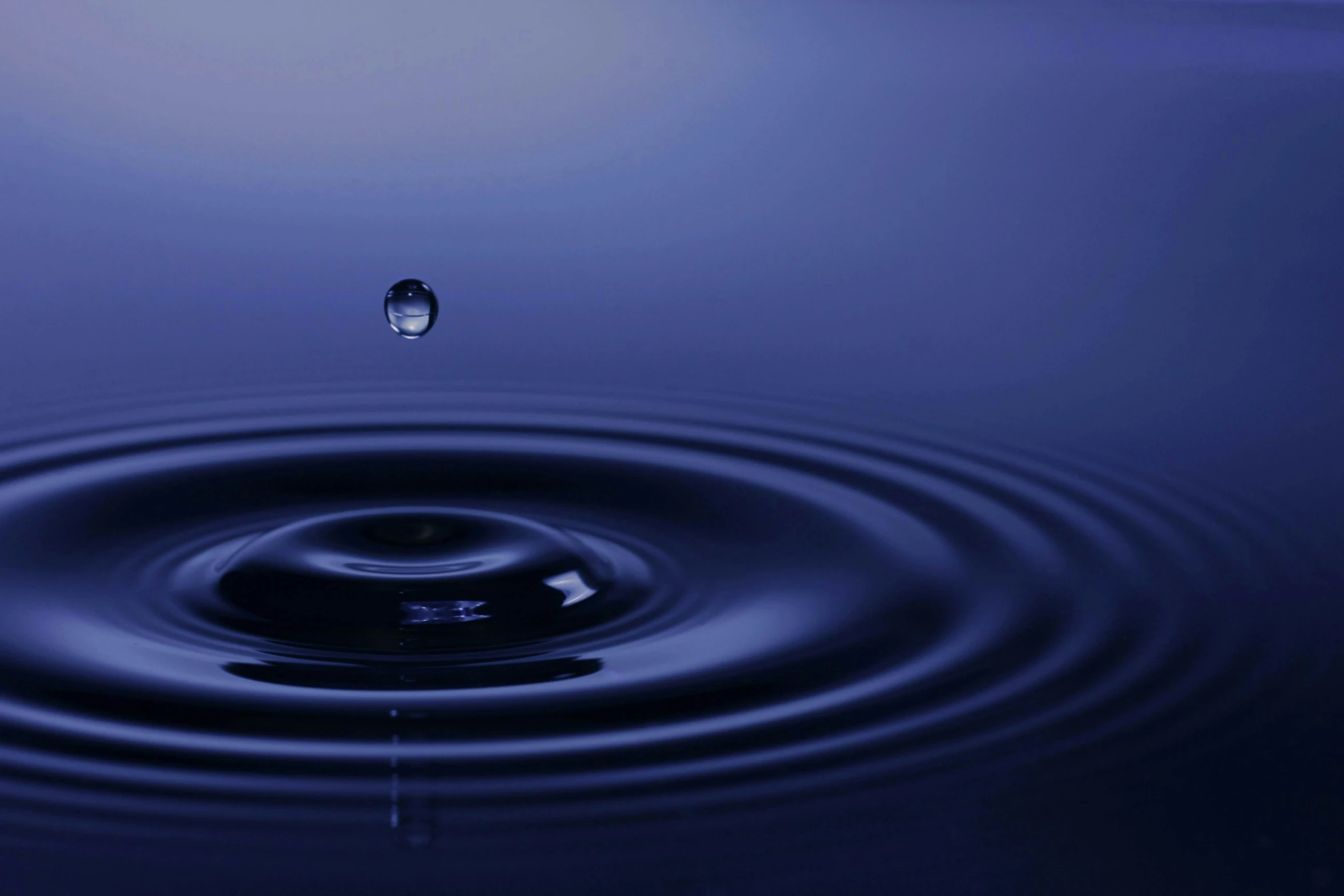 a water drop is seen in this pograph