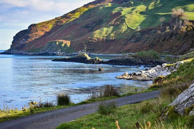 a picture of an area with mountains and blue water