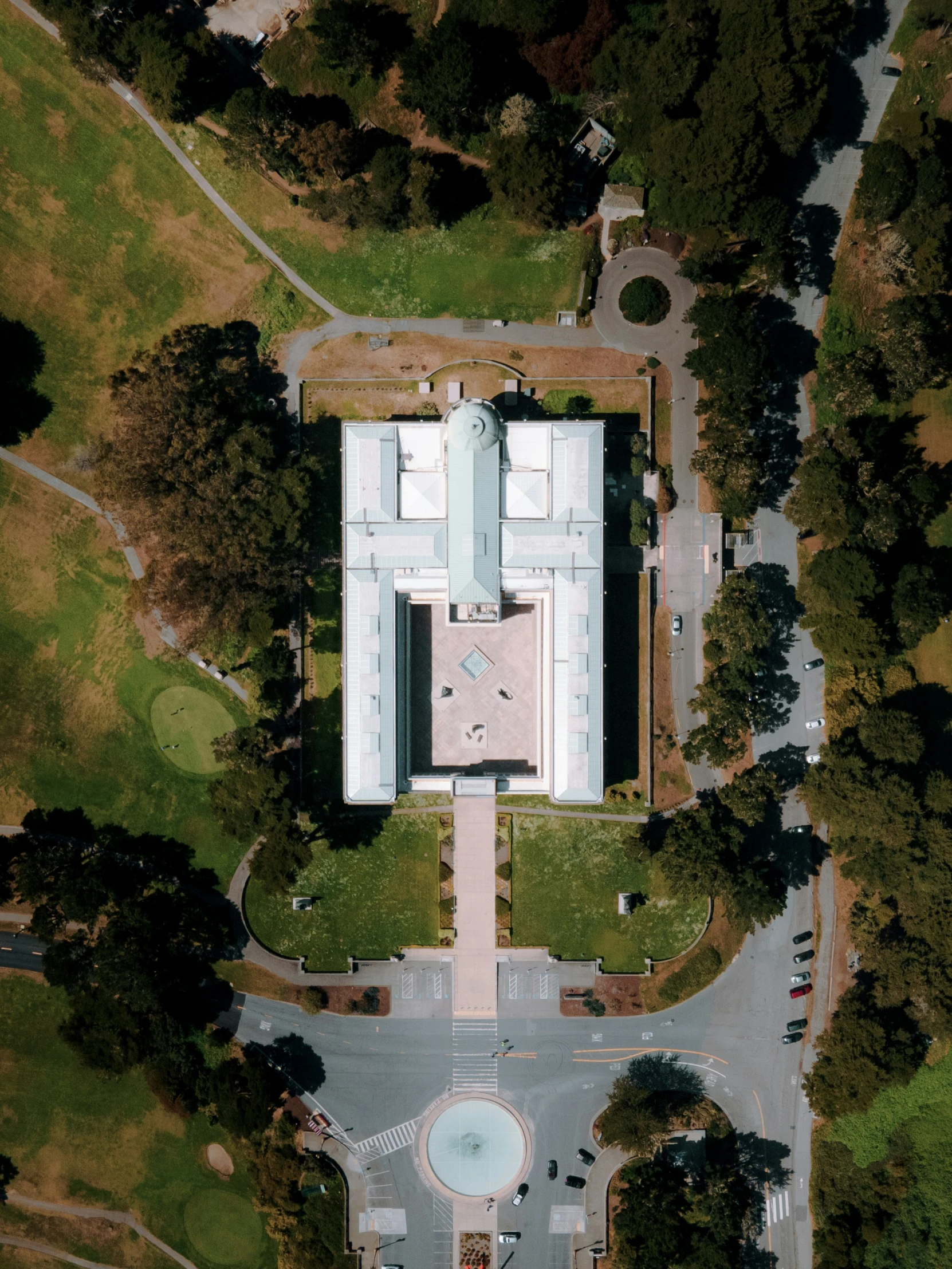 a very nice looking white building in the middle of a park