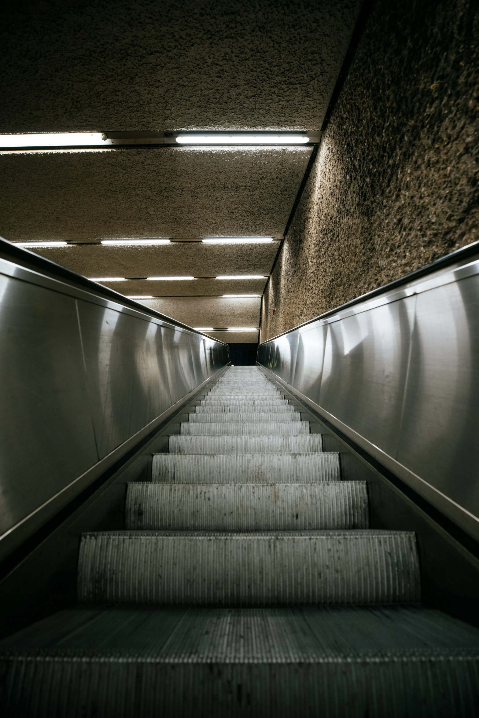 the escalator with a long staircase is empty