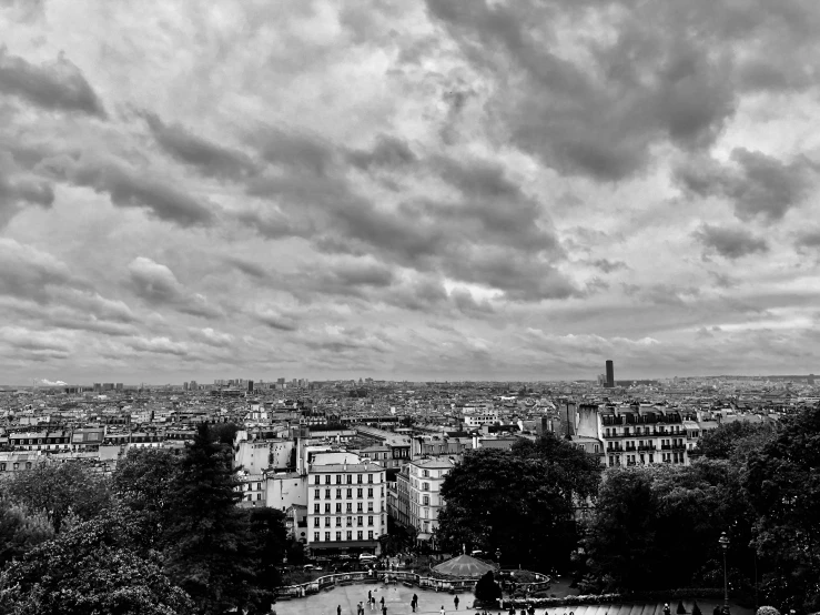 the city is seen in black and white from a high angle