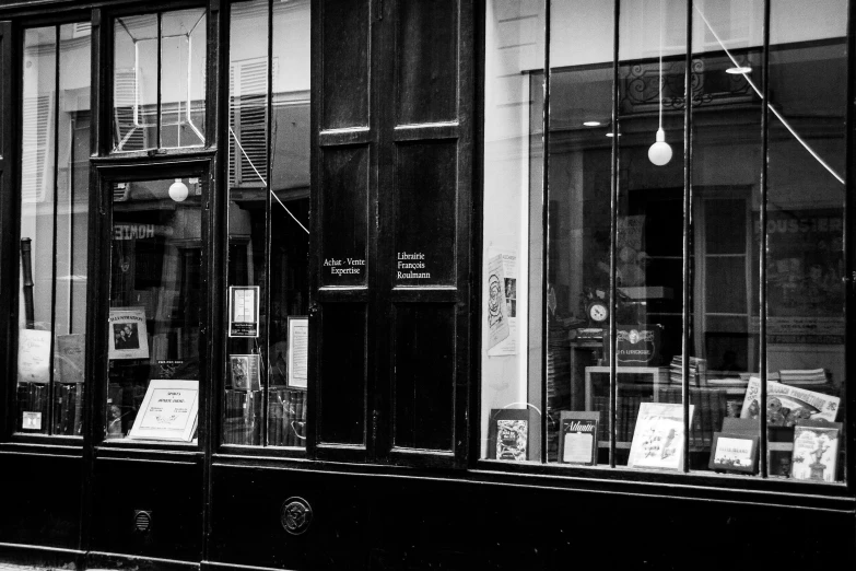 a po showing the reflection of shop windows in glass