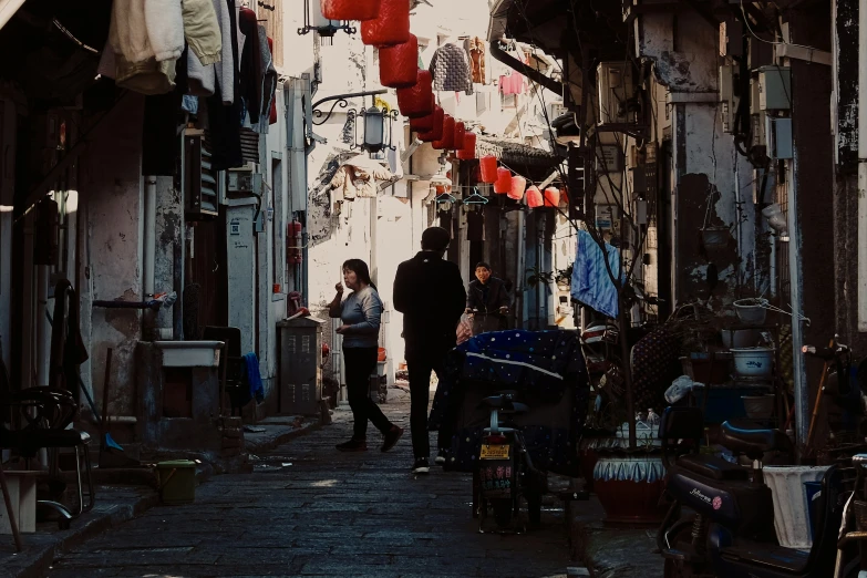 a narrow alley way in an asian country