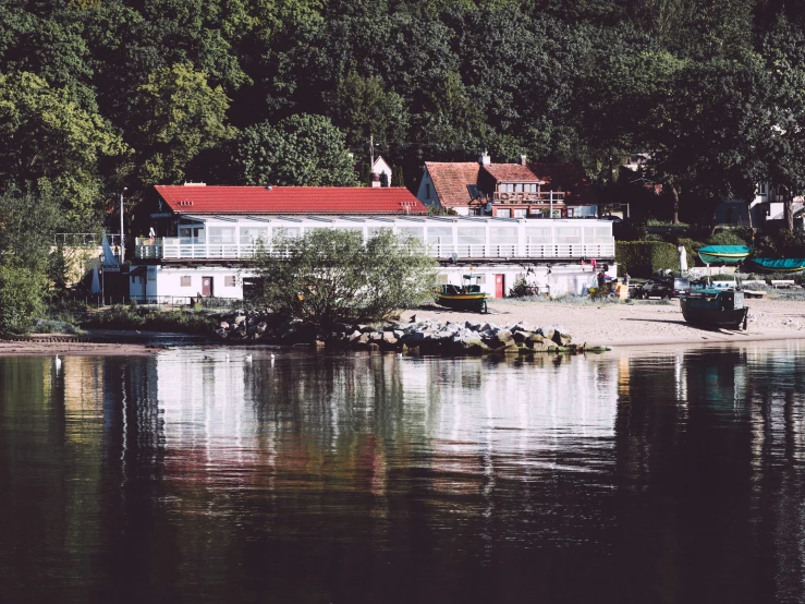 the boat is docked on the shore of the lake