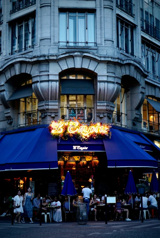 many people are eating outside at an outdoor restaurant