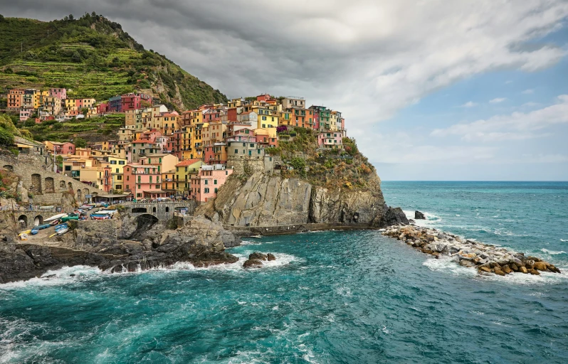 the ocean waves are moving towards some colorful buildings