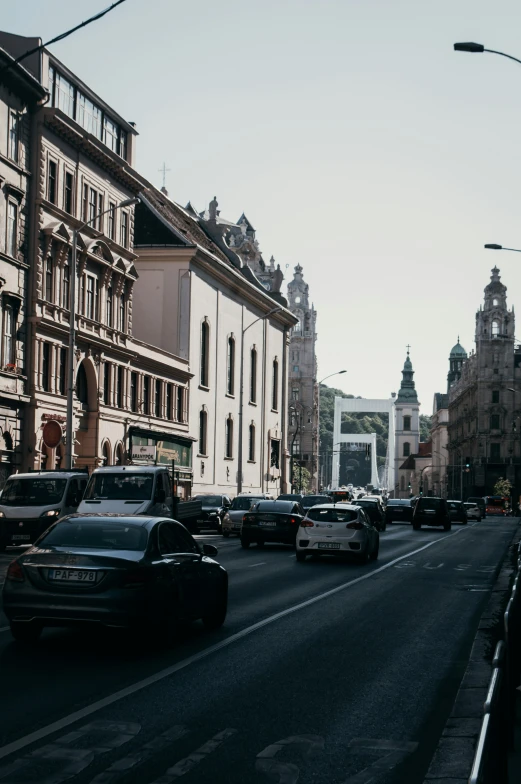 a couple cars on the side of a busy street