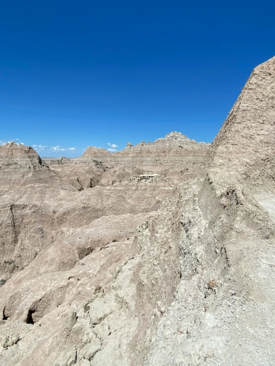 a mountain is shown with some very thick rocks