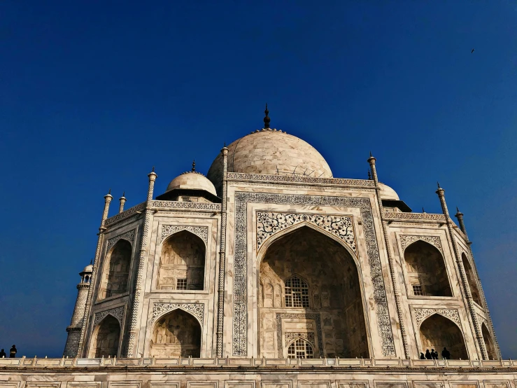 the tajweedh mosque in india is beautiful against the blue sky