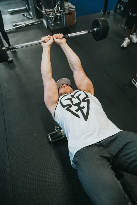 a man does a bench press in the gym