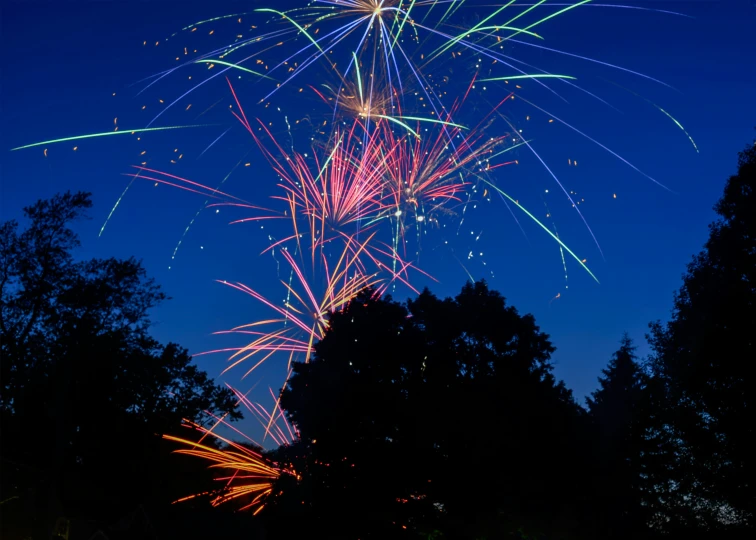 a very pretty looking fireworks on a very dark night