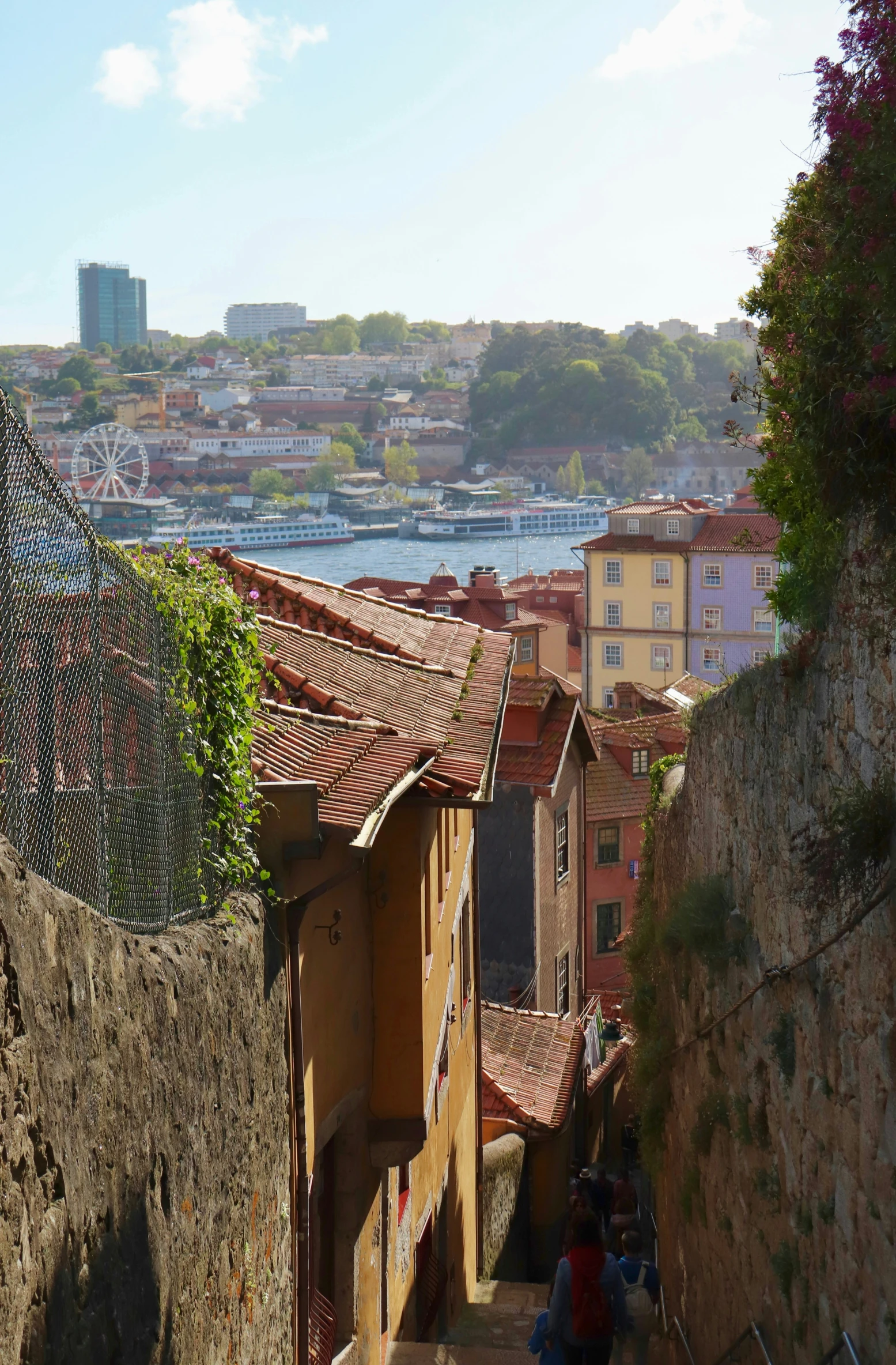 a building that has some kind of red tiled roof