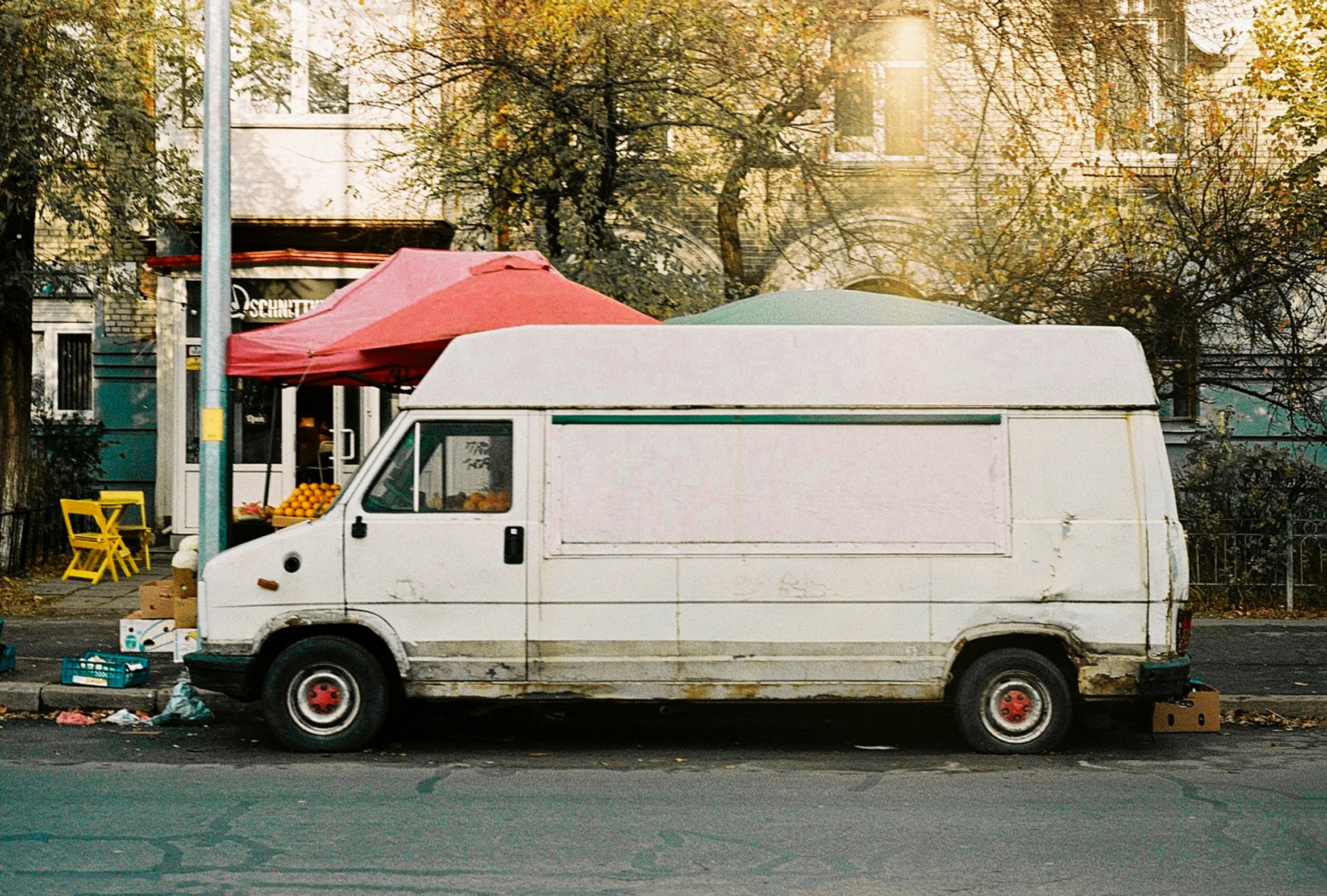 there is an empty food truck that is parked on the side of the road