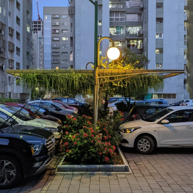 a bunch of cars are parked together next to the street