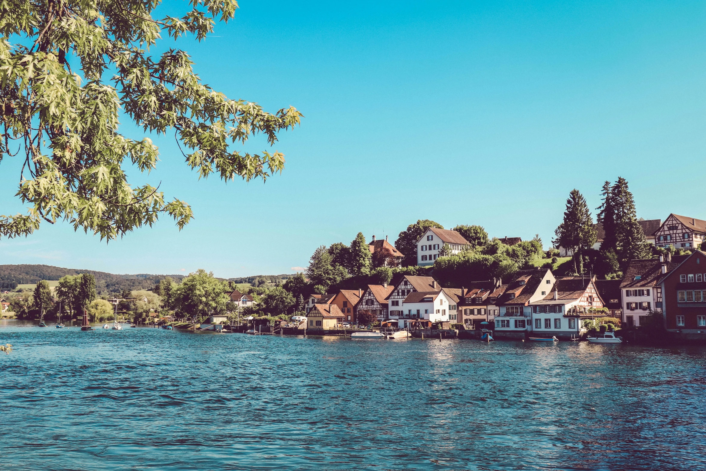 a bunch of houses that are on a river