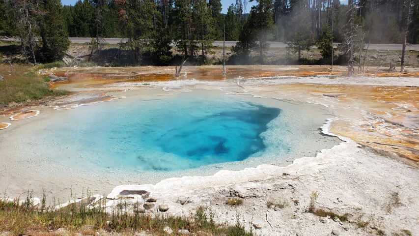 there are many pools of water at the edge of the mountain