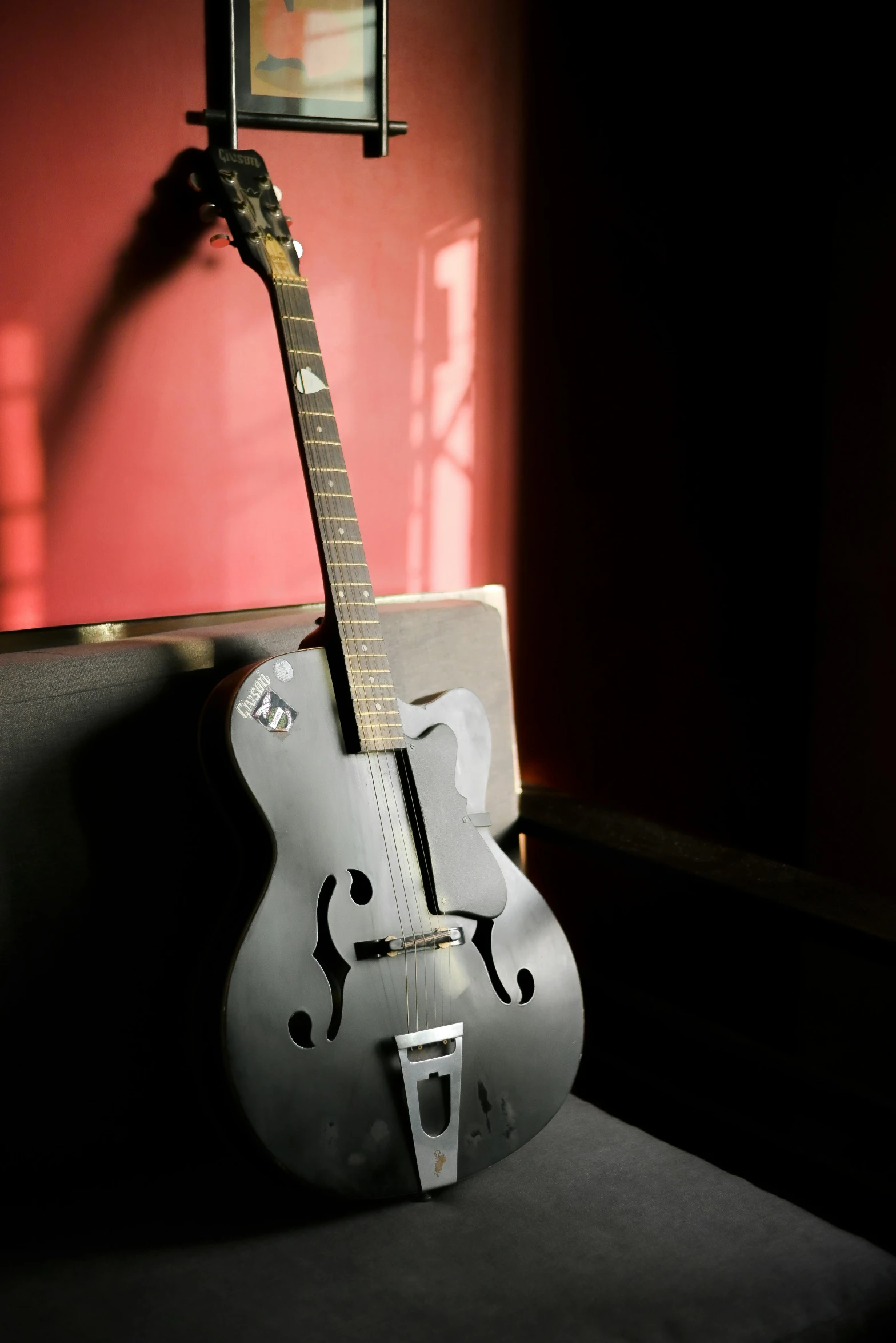 a guitar is on display in the dark