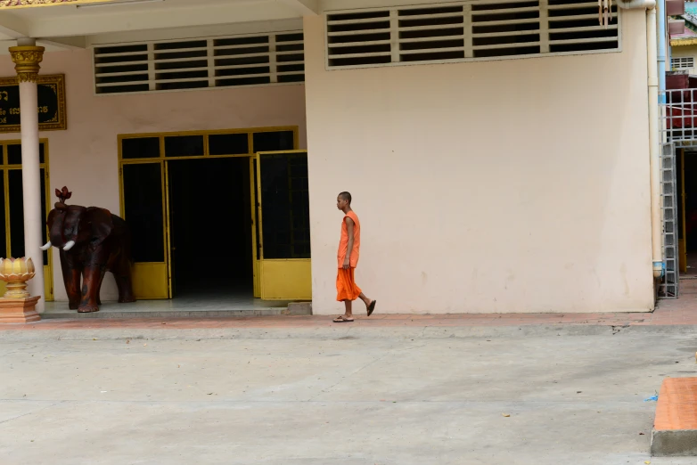 a man that is standing next to a building