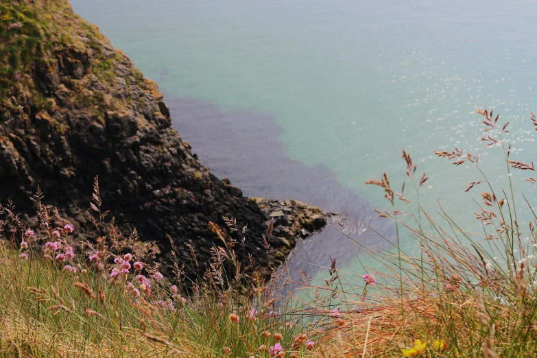 there is a view of the water and a cliff