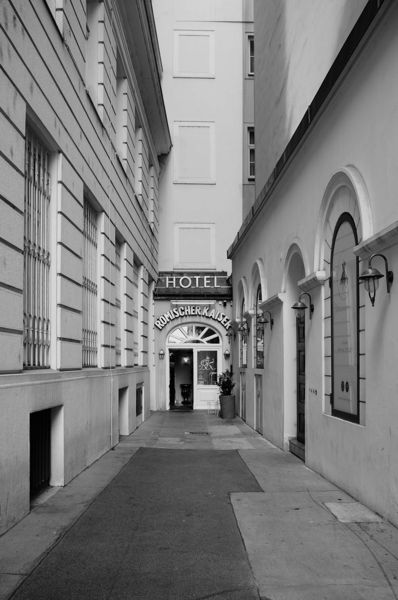 a black and white image of a el on the sidewalk