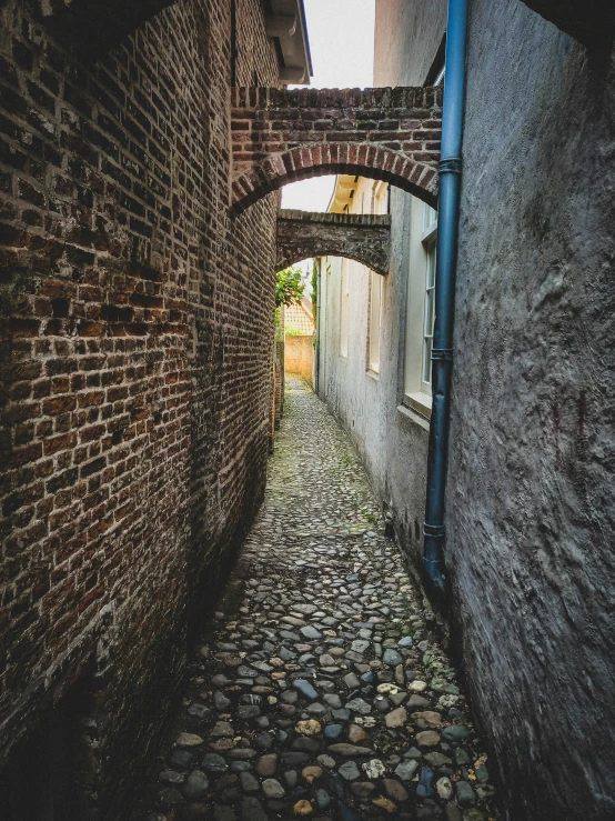 there is a narrow alley with some buildings on both sides
