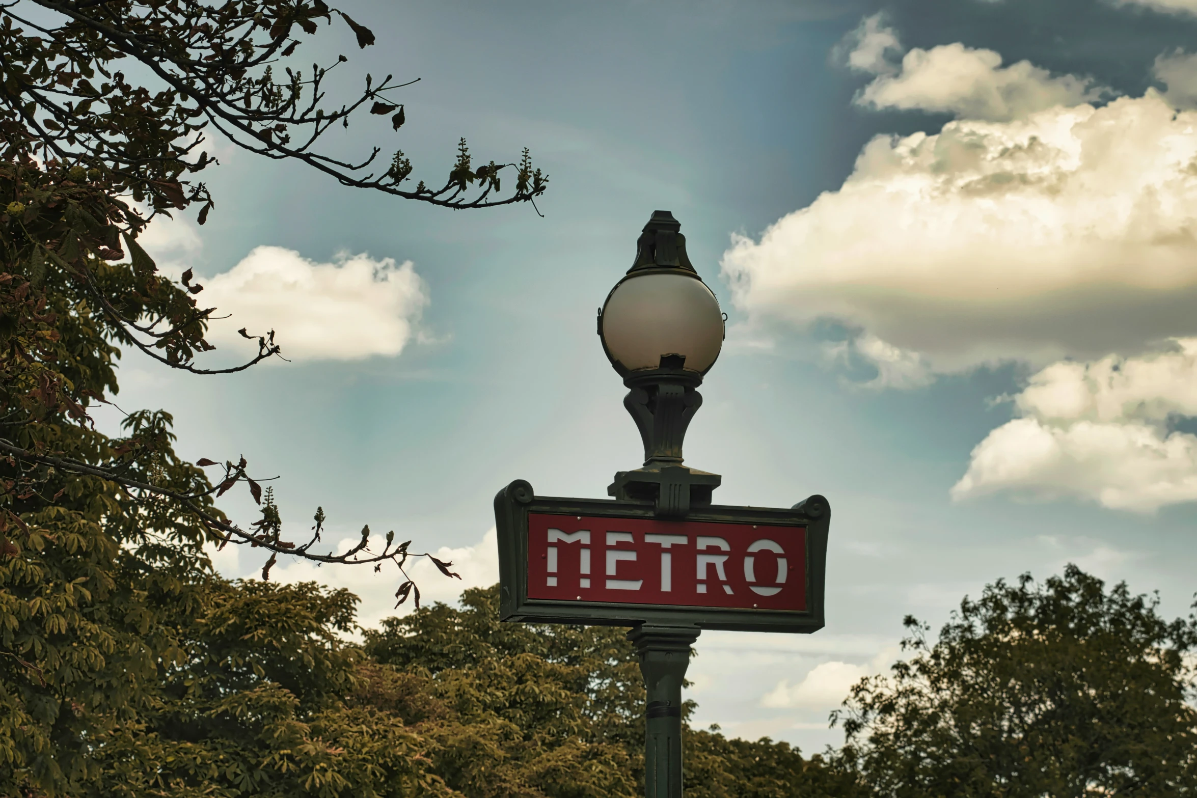 a street sign showing the name metro in an oriental language