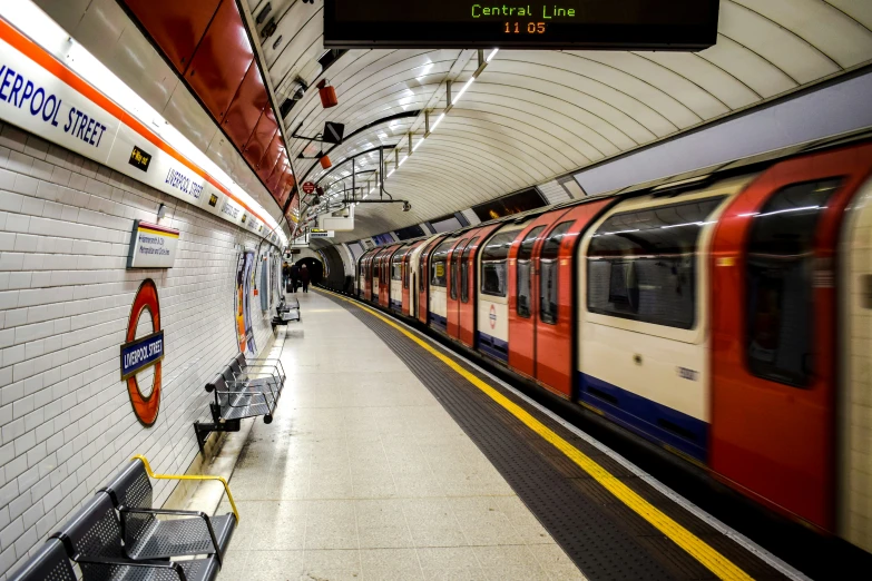 a subway that is pulling in to a train station