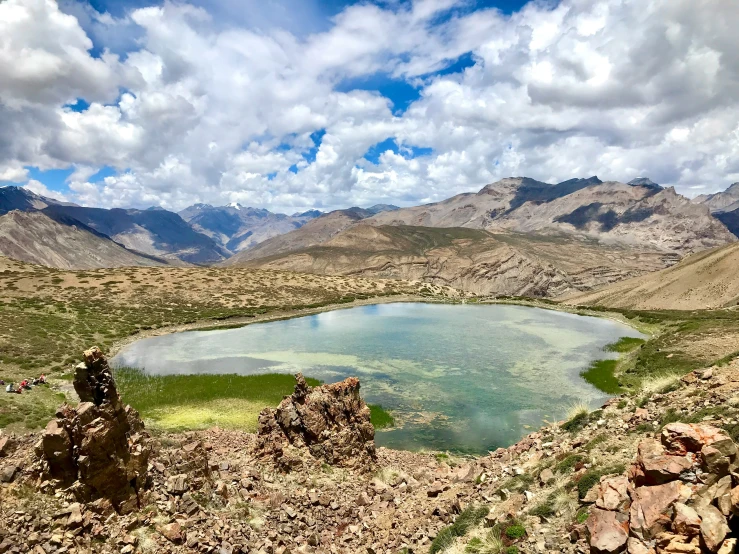 there is a lake that is in the mountains