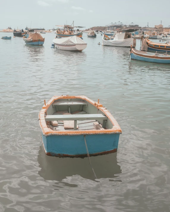 a boat sitting in some water near the shore