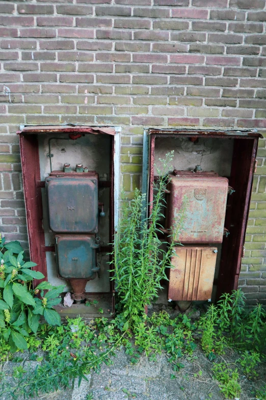 the refrigerators are sitting next to each other in the grass