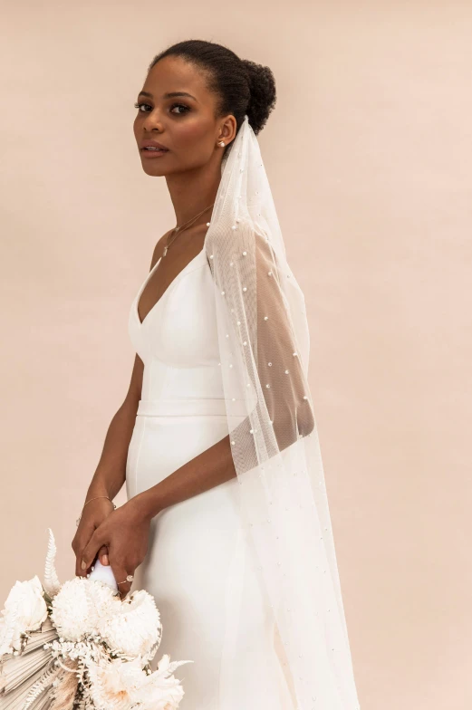 the bride holding her bouquet of flowers is posing for a po