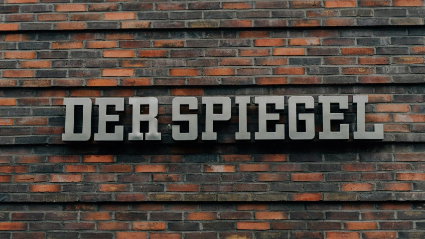 the word despego displayed on a brick wall