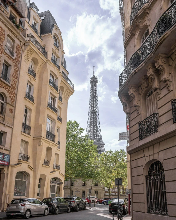 the eiffel tower towering over the other buildings