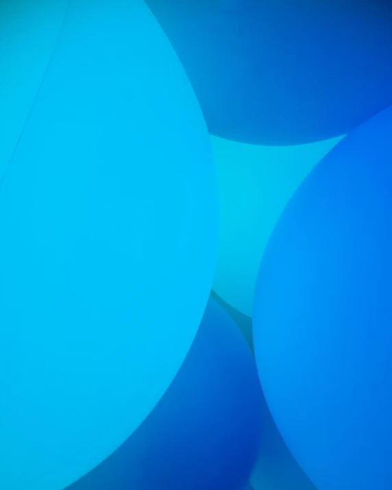 two circles are hovering above the blue background