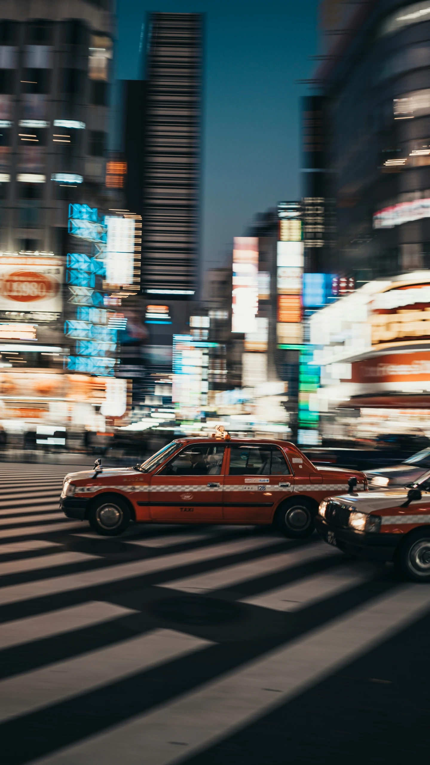 the traffic lights are on at dusk time in the city