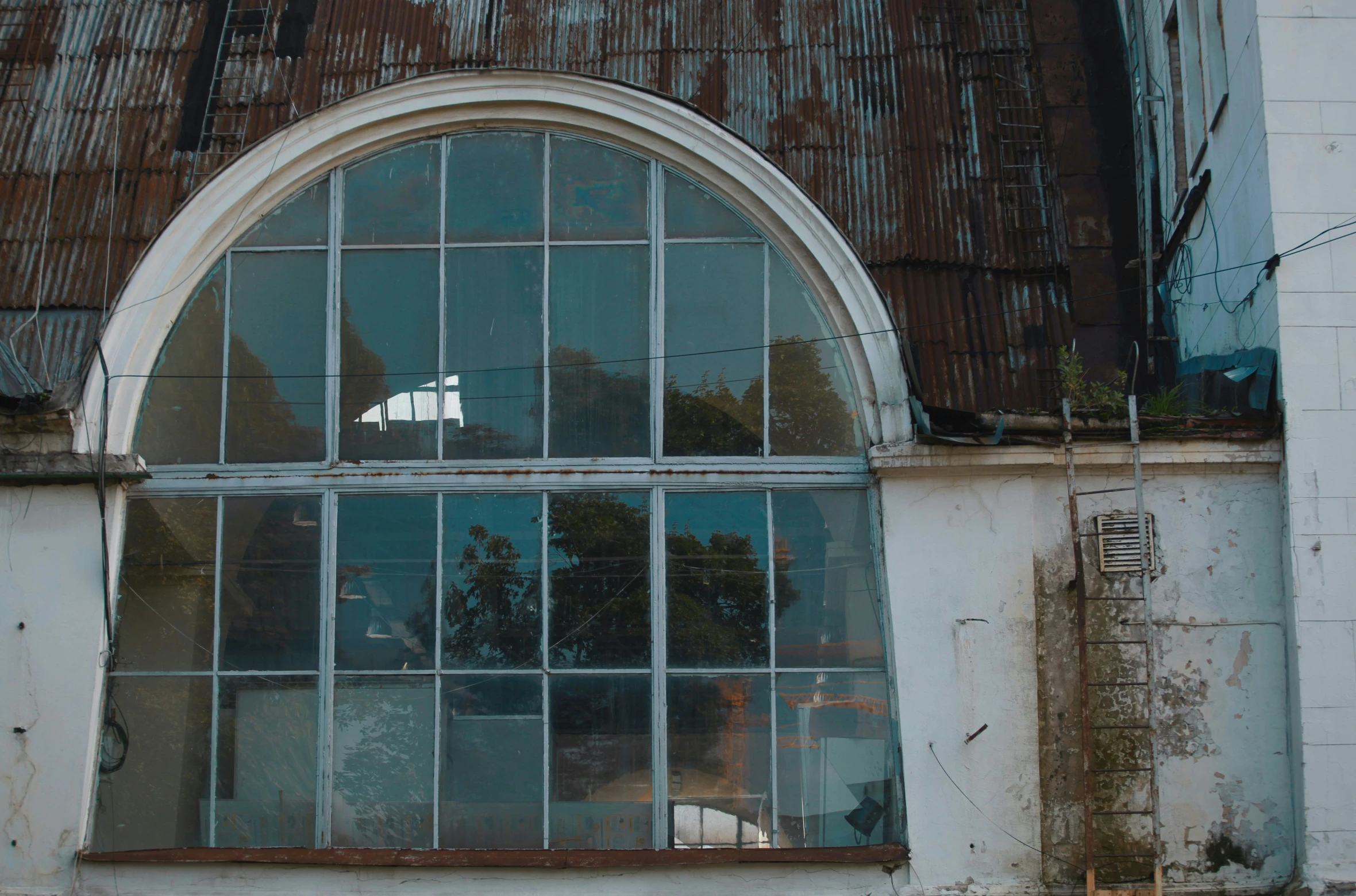 an old church has several windows on the outside