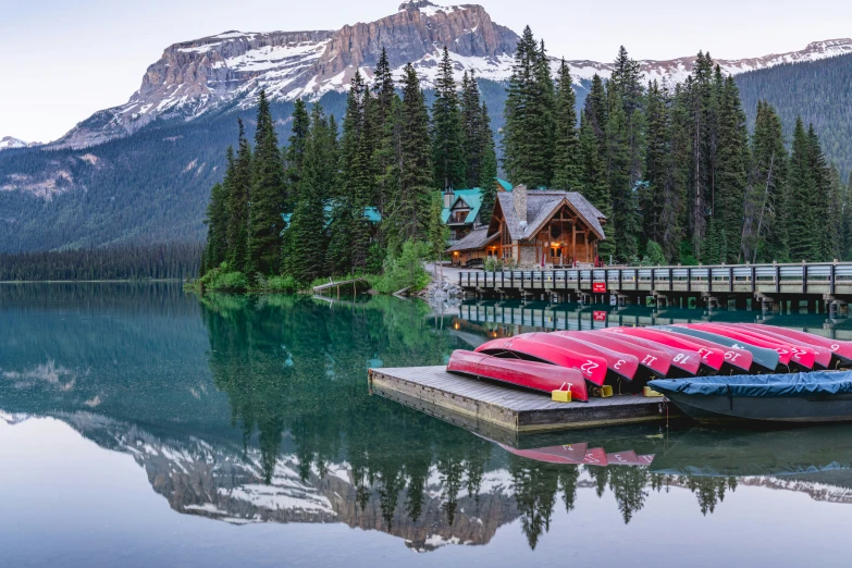 there are two boats that are on the water