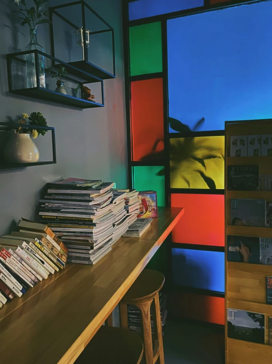there are multiple shelves on this table with several books