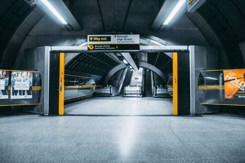 an empty subway station with no people