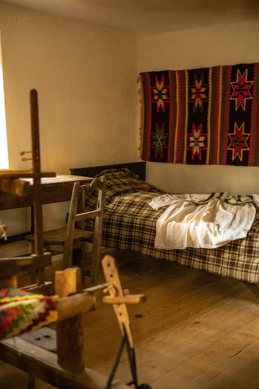 a bedroom with some sort of bed on top of the bed