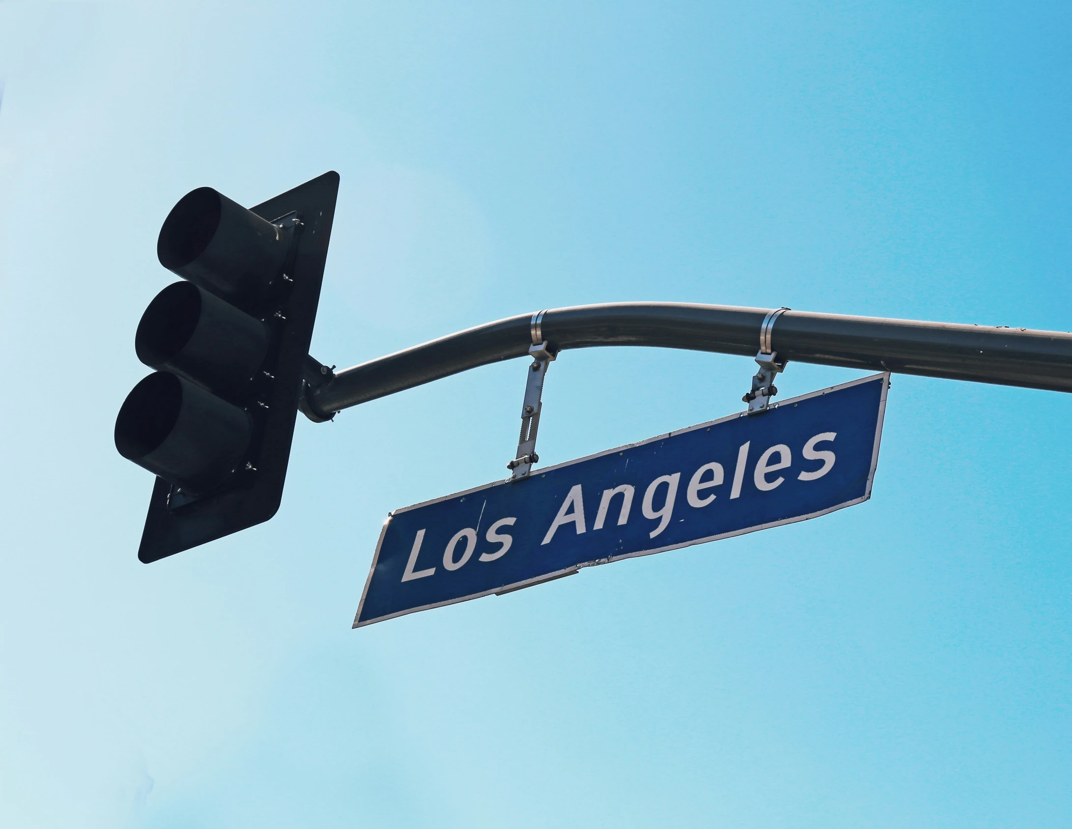 the street sign for los angeles under a traffic light