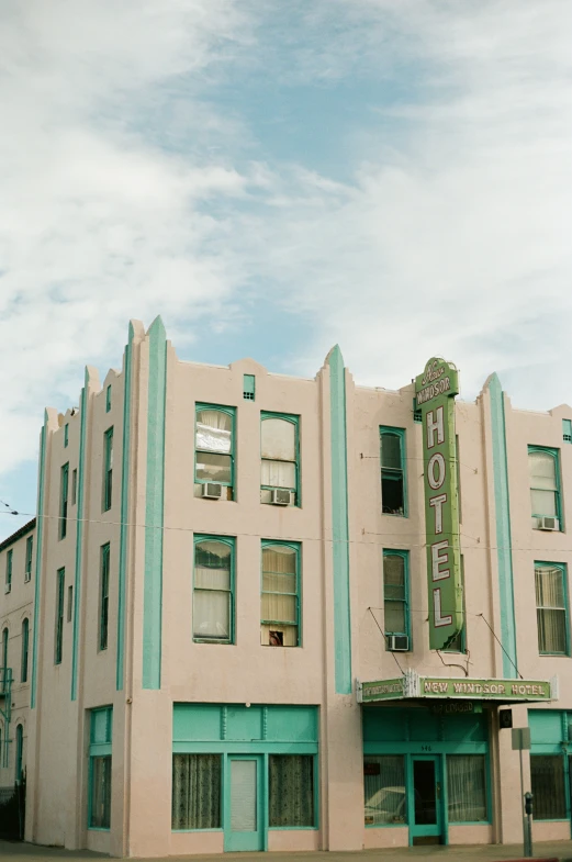 a building that has a motel sign on it