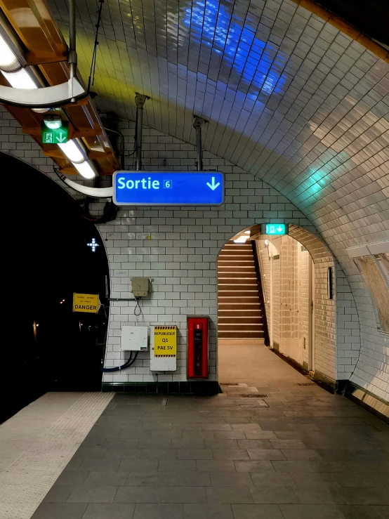 the subway station is very large, with no passengers