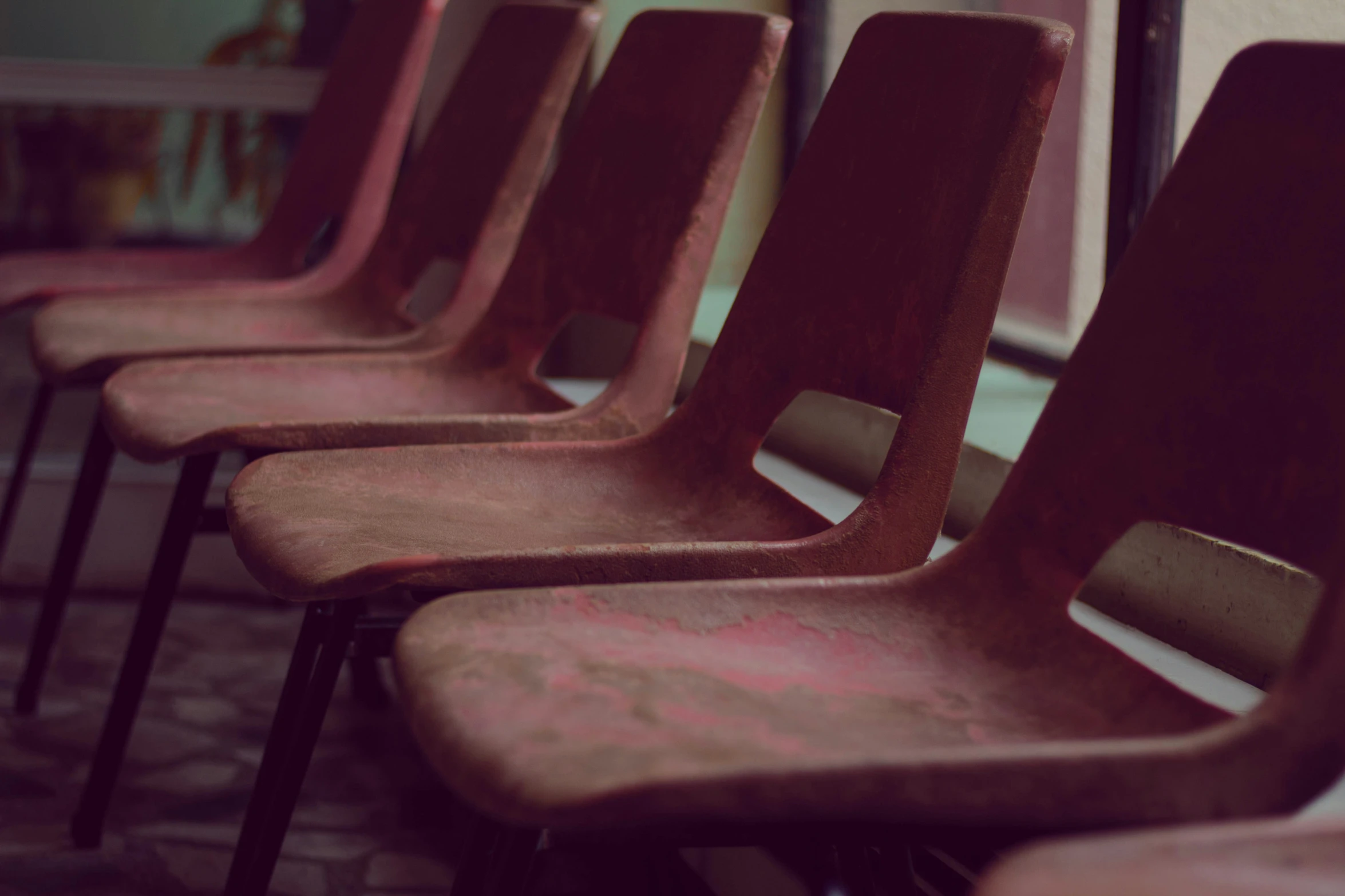 a row of empty chairs sitting side by side