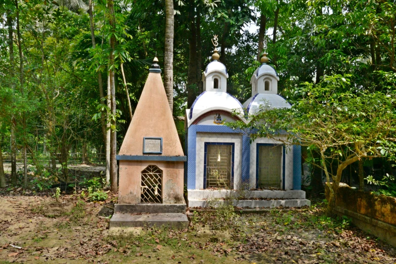 a small building that is inside of the forest