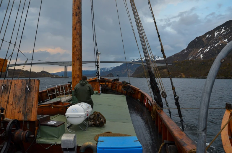 some ropes on the side of a boat with a sky background