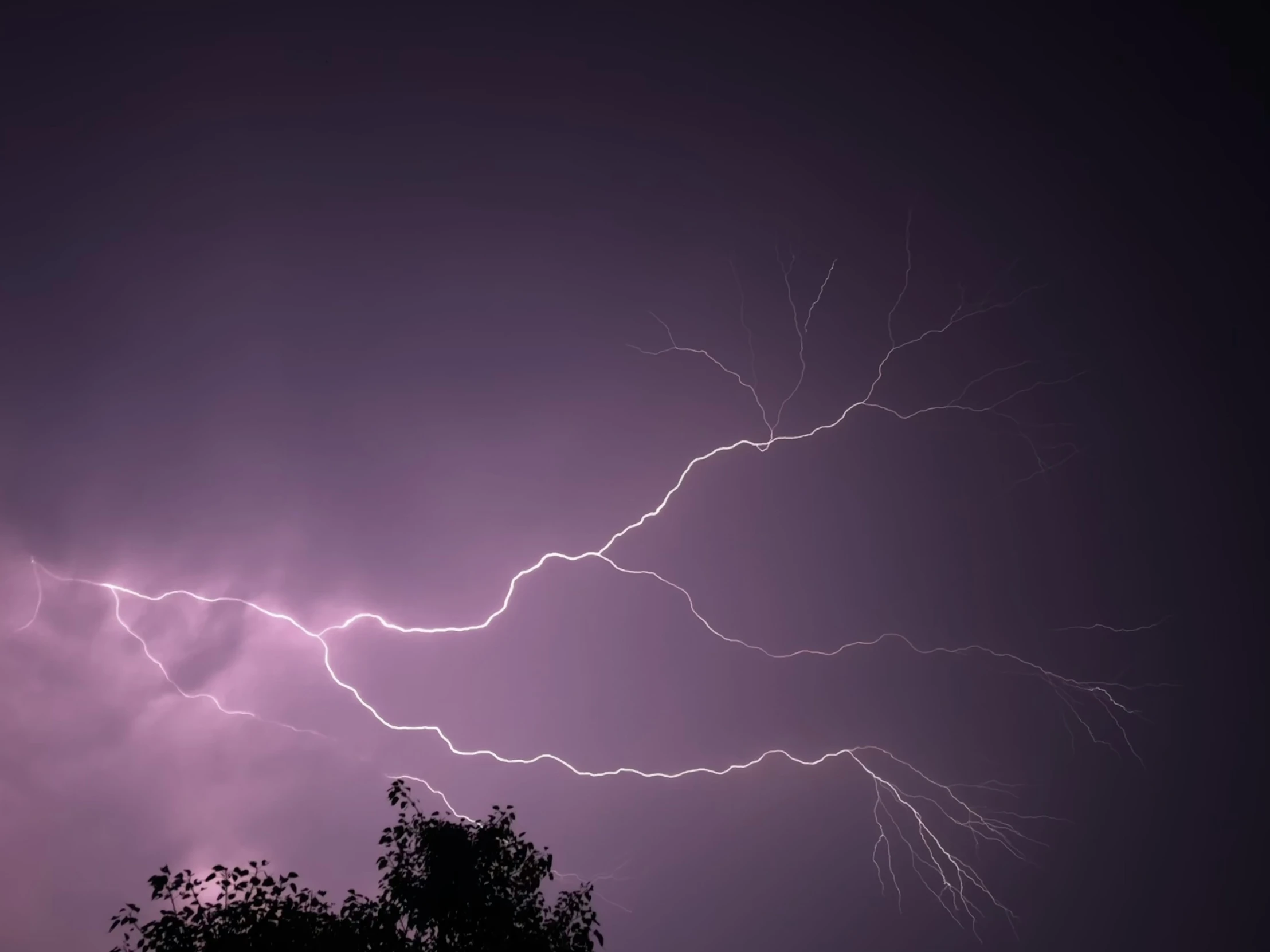 a lightning strike shows only one electrical bolt