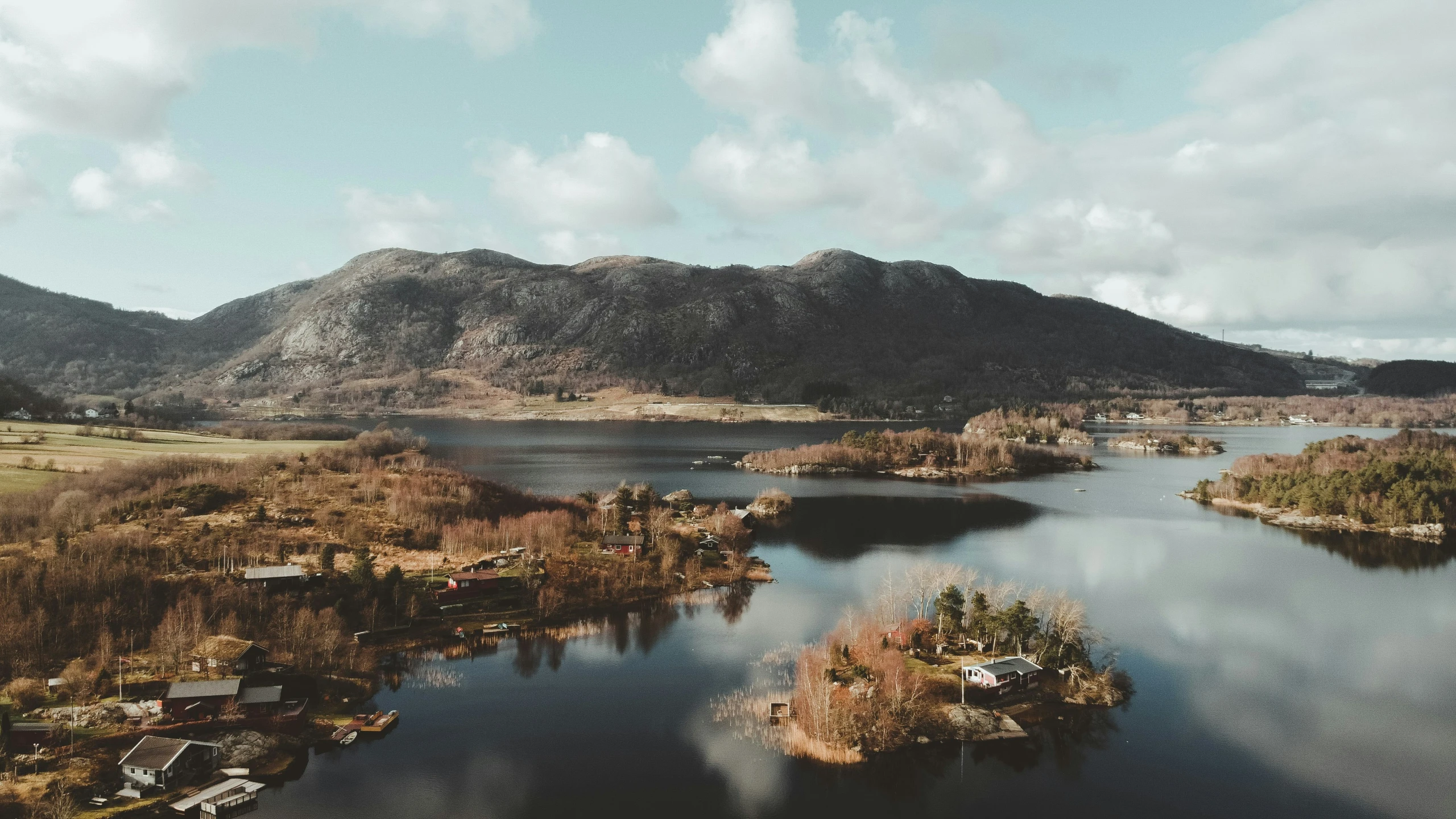 a picture of some water with small island in it